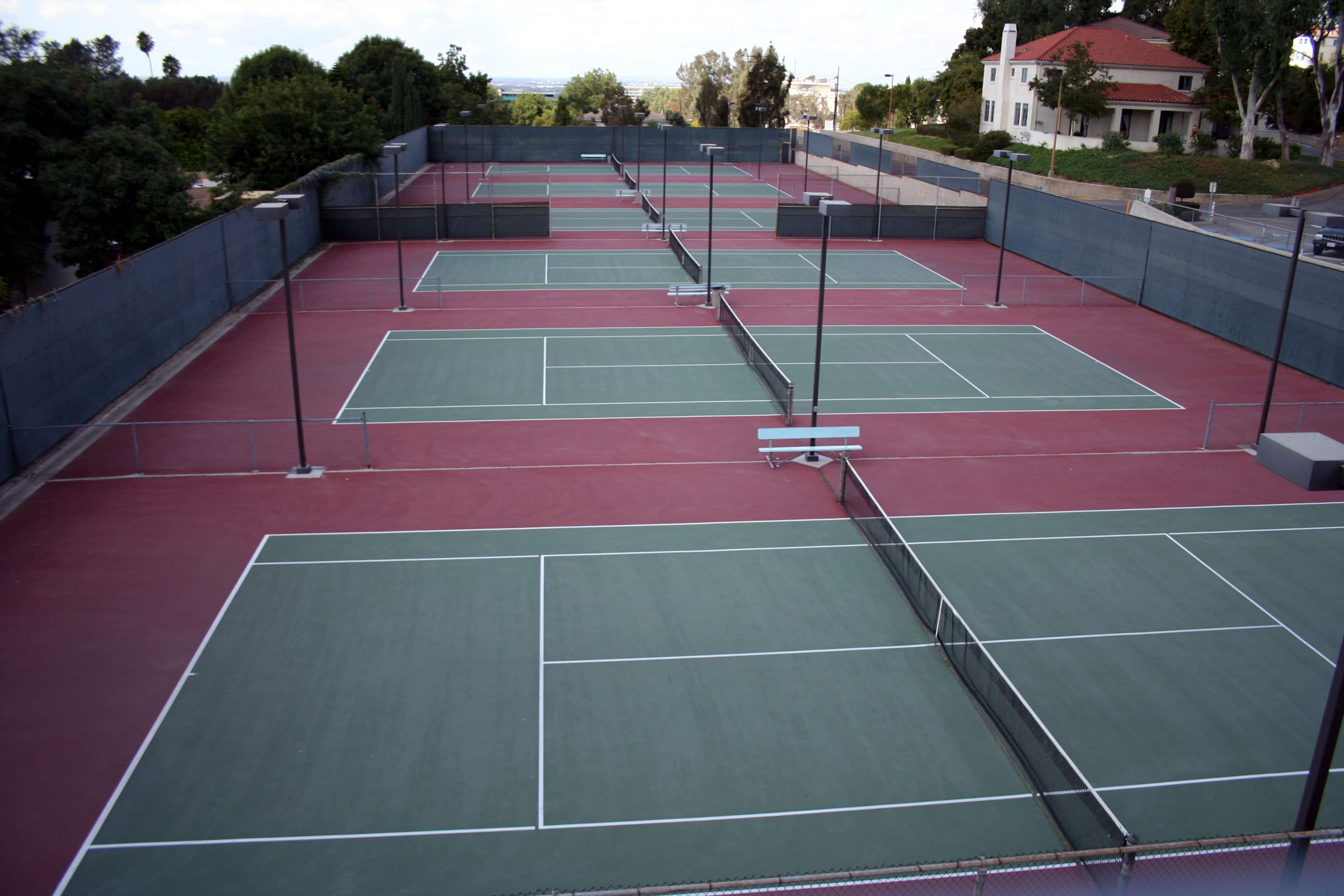 Combien mesure un terrain de tennis